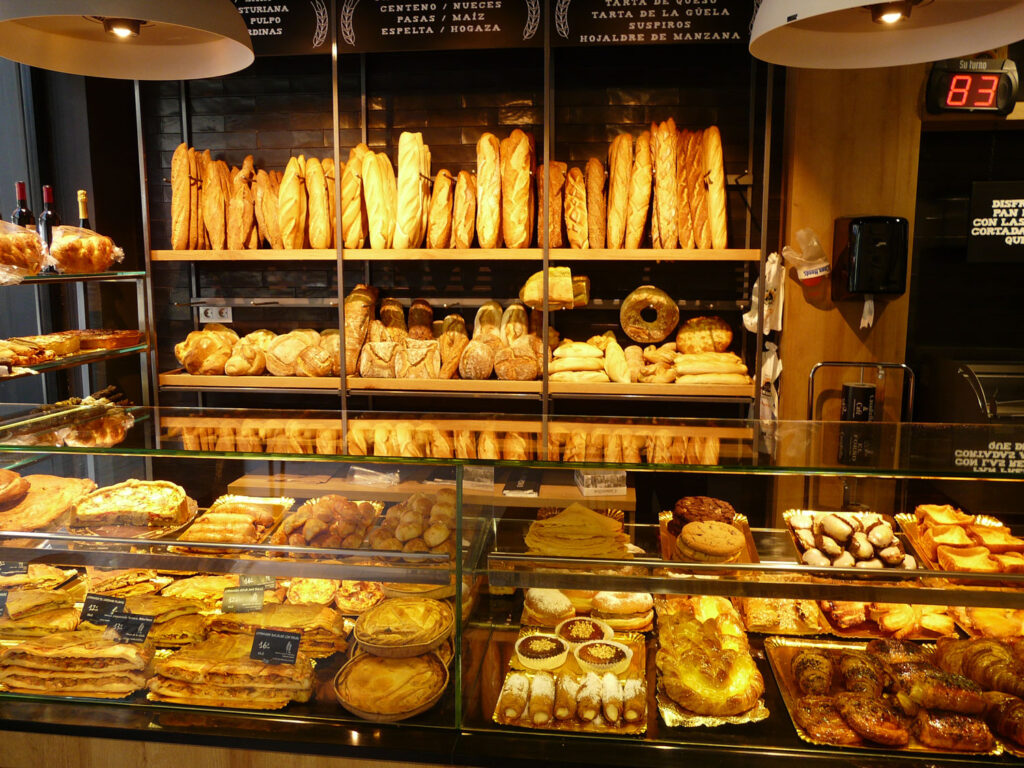 Prestatgeria-taulell-panaderia-Casadiella i Cafè a Oviedo.
